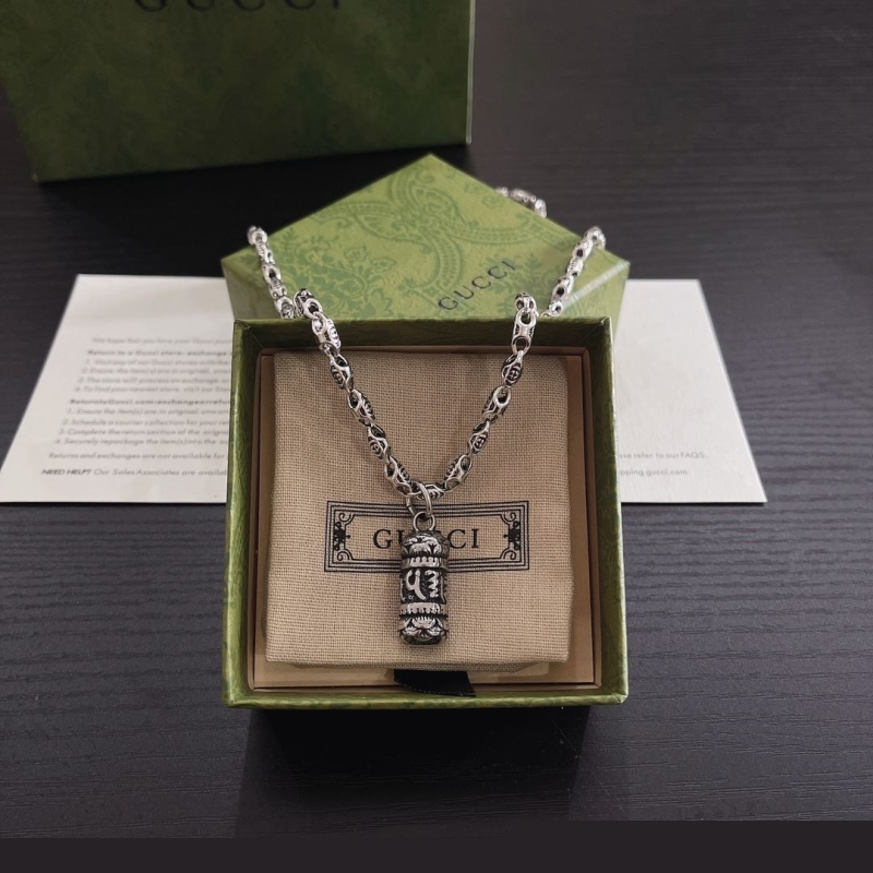 G*u*i necklaces